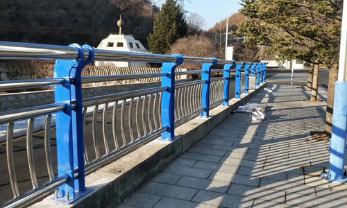 千米復(fù)合管護欄工程